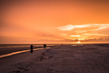 Fototapeta premium Zachód słońca Spacerując po plaży