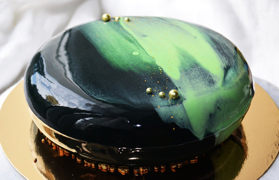 муссовый торт покрытый зеркальной глазурью/cake with mirror glaze foto de  Stock | Adobe Stock