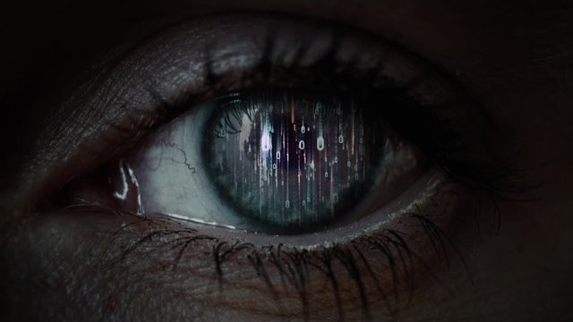 Auge eines Hackers mit bin&auml;ren Zahlen Code