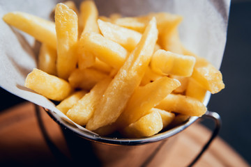 Fires potato on the wooden desk