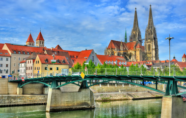 Obraz premium Eiserne Brucke, a bridge across Danube in Regensburg, Germany