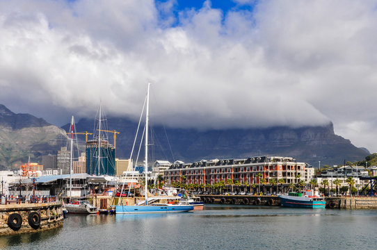 Kapstadt - Waterfront mit Tafelberg; Südafrika