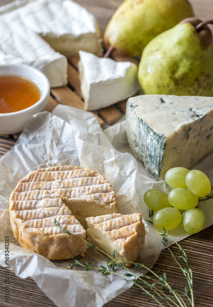 Poster Moldy cheese with pears and grape