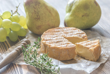 Roucoulons cheese with pear and grape