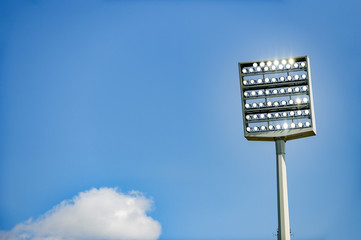 Flutlicht - Flutlichtmast im Stadion vor blauem Himmel