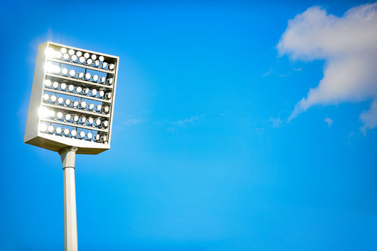 Flutlicht - Flutlichtmast im Stadion vor blauem Himmel