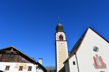 Fototapeta na wymiar Pfarrkirche hl. Johannes der Täufer in der Gemeinde Fiss - Tirol
