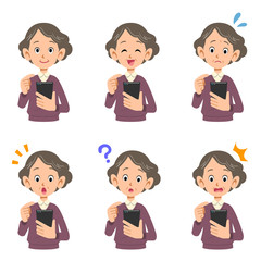 スマートフォン　操作　女性　老人　高齢者　表情

