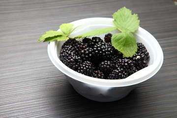 blackberry/ blackberry in a plate on the background of a table