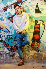 Hombre posando con grafittis