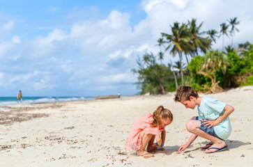 Naklejka premium Kids having fun at beach
