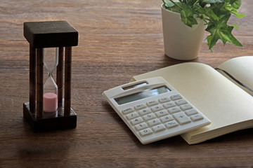 電卓　砂時計　木目背景



