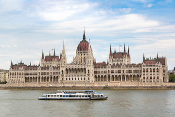 Obraz premium Parliament building in Budapest