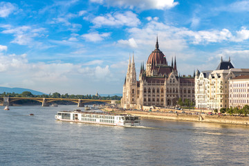 Obraz premium Parliament building in Budapest