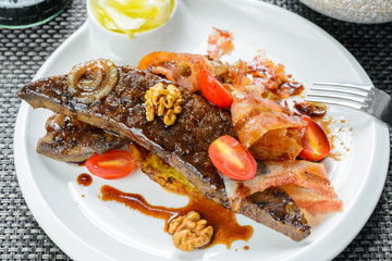 Fried liver with peanut sauce