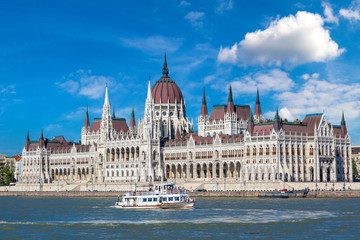 Obraz premium Parliament building in Budapest
