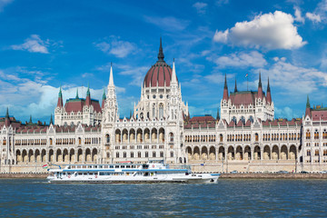 Obraz premium Parliament building in Budapest