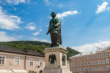 Fototapeta na wymiar Statue off Mozart in Salzburg