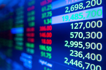 Obraz premium Stock market graph and ticker with blue screen for stock exchange analysis