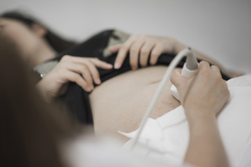 Fototapeta na wymiar The doctor who is ultrasound pregnant women.