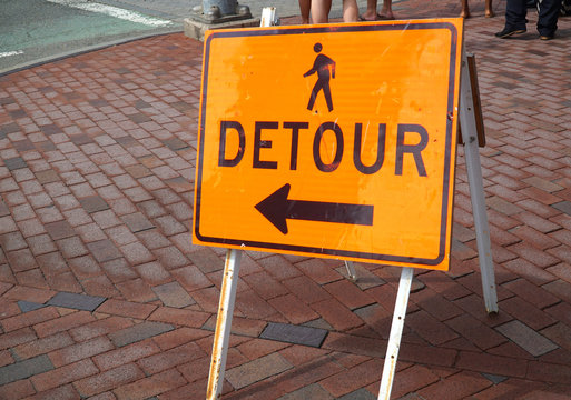 detour sign on the pedestrian sidewalk