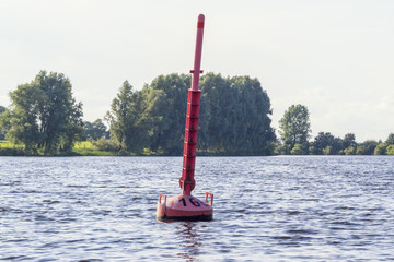 Rote Tonne Backbord einer Seeschifffahrtsstraße