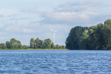 Windrad an einem Fluss Ufer