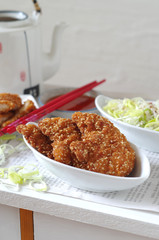 asiatischees Hühnchenfilet in Sesampanade gebacken mit süß-sauer-scharf Sauce und Reis-Lauch-Salat mit Chili