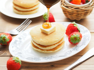 パンケーキにシロップをかける