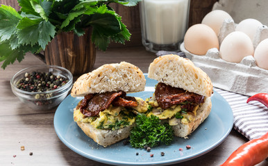 Sandwich with egg and dried tomatoes