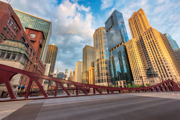 Obraz premium Chicago śródmieście przy wschodem słońca.