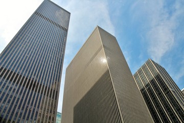 Obraz premium Tall modern skyscrappers against a blue sky