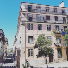 Fototapeta na wymiar Pink apartment building in Lisbon Portugal