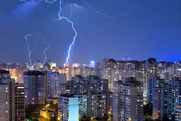 Foto op Plexiglas Onweer Grote bliksemschichten boven de stad.