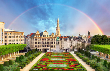 Paysage urbain de Bruxelles avec arc-en-ciel, horizon panoramique de la Belgique