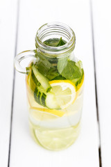Detox vatten med gurka, lime, citron och myntablad