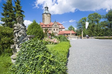 Fototapeta na wymiar Park on the courtyard of medieval defensive Czocha castle in Lesna, Poland