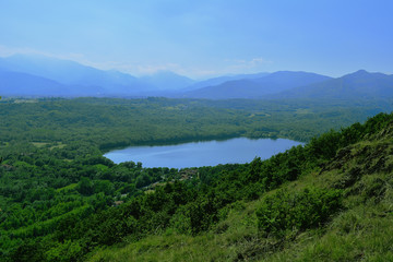 Lago di Avigliana, immerso nella natura con le Alpi come sfondo