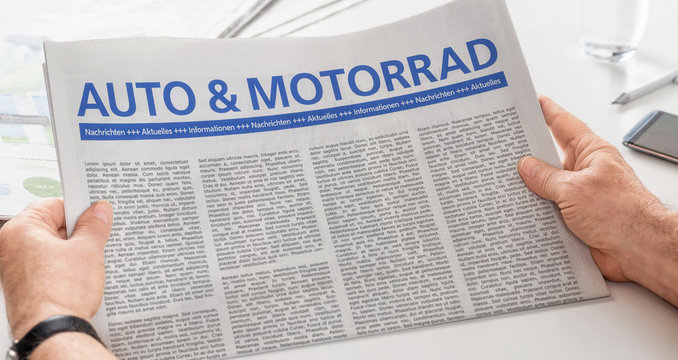 Mann liest Zeitung - Auto und Motorrad