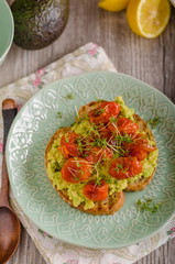 Avocado spread with tomatoes