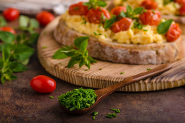 Bread scrambledd eggs