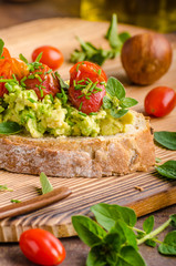 Avocado spread with tomatoes