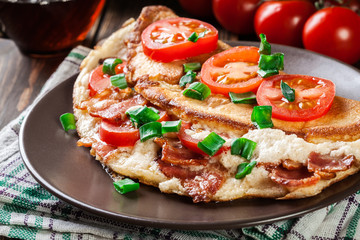 Omelette with bacon and tomatoes
