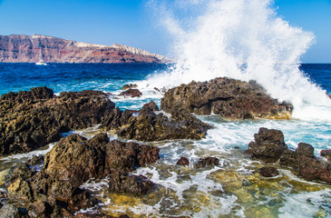 Obraz premium Waves crashing on the rocks