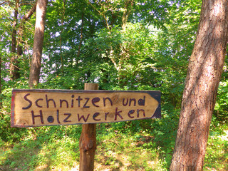 Schnitzen und Holzwerken, Holzschild
