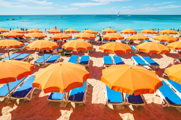 magnifique plage et ses parasols
