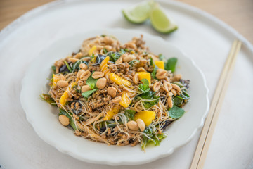 Asiatischer Glasnudelsalat mit Mango 