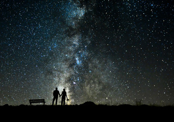 Fototapeta premium Żywa miłość pod gwiazdami