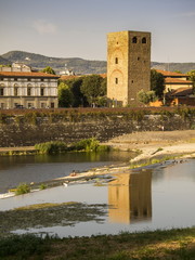Obraz premium Italia,Toscana, Firenze, la torre della Zecca e il fiume Arno.