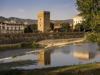Italia,Toscana, Firenze, il fiume Arno e la torre della Zecca.